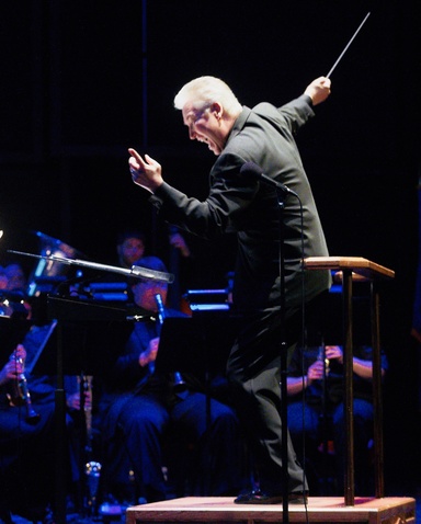 Tom Leslie Conducting